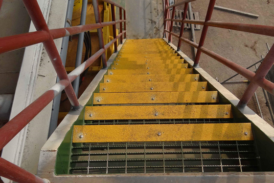 FRP Anti Slip Stair Nosing Anti Slip Mat Surface Coating Resin Iso AS4586 Untuk Oilfield Stair