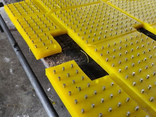 Meja Putar Kuning Bahan PU Anti Slip Mat Desain Tahan Aus Memenuhi Persyaratan ISO 9001 Ideal untuk Penggunaan Tugas Berat